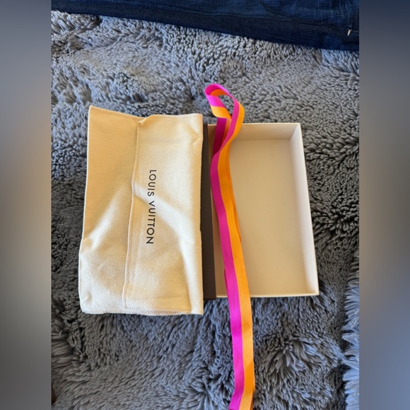 Louis Vuitton GIFT BOX, DUST COVER, RIBBON and Shopping Bag. - Picture 4 of 5